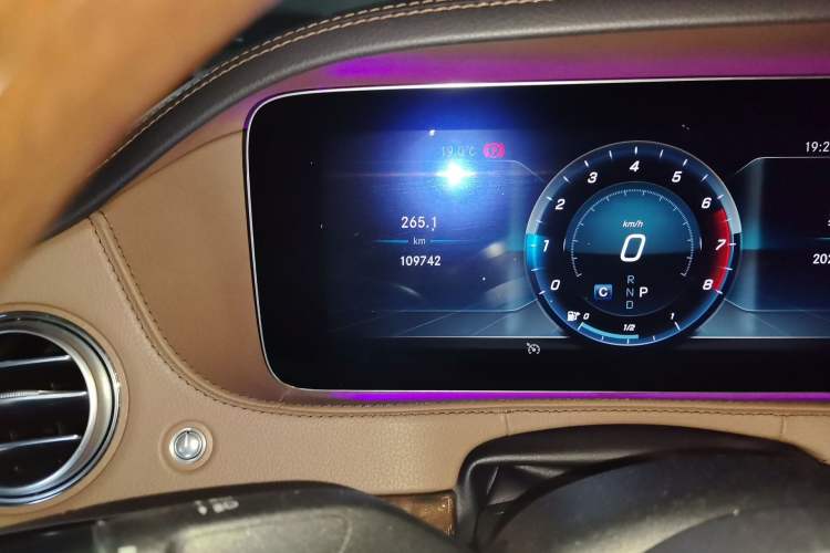 Used Mercedes-Benz S-Class 2018 S 350 L Odometer Close Up