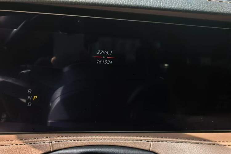 Used Mercedes-Benz S-Class 2018 S 450 L Odometer Close Up