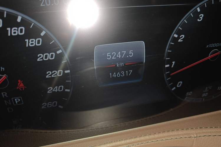 Used Mercedes-Benz S-Class 2018 S 320 L Odometer Close Up