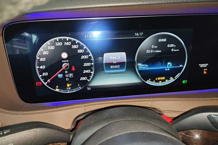 Used Mercedes-Benz S-Class 2018 S 320 L Odometer Close Up