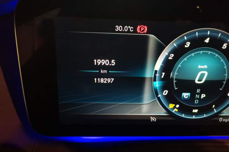 Used Mercedes-Benz S-Class 2018 S 350 L Odometer Close Up