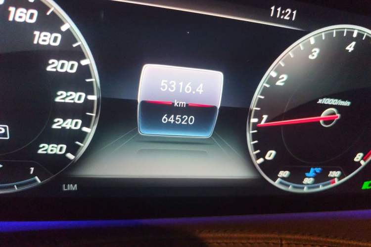 Used Mercedes-Benz S-Class 2018 S 320 L Odometer Close Up