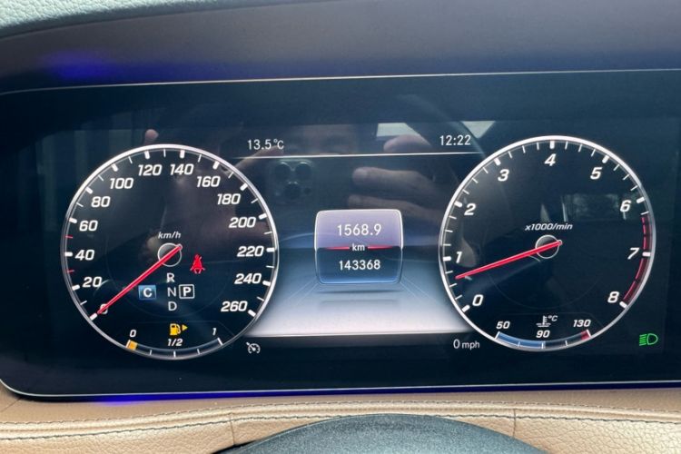 Used Mercedes-Benz S-Class 2018 S 320 L Odometer Close Up