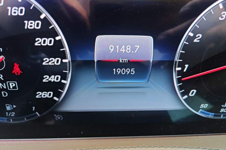 Used Mercedes-Benz S-Class 2018 S 320 L Odometer Close Up