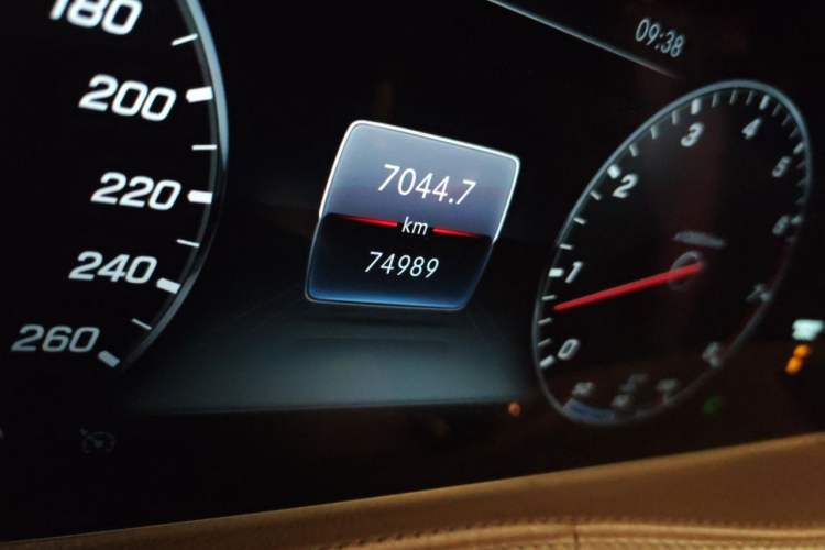 Used Mercedes-Benz S-Class 2018 S 320 L Odometer Close Up