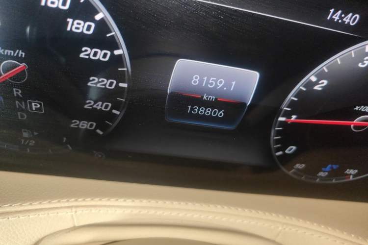 Used Mercedes-Benz S-Class 2018 S 320 L Odometer Close Up