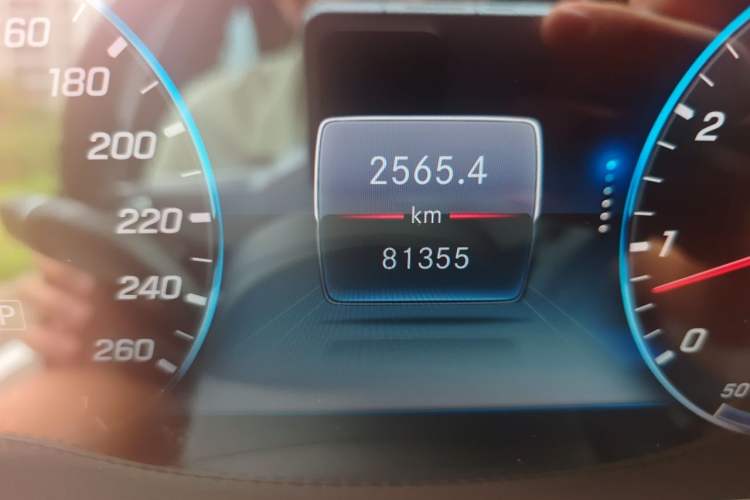 Used Mercedes-Benz S-Class 2018 S 350 L Odometer Close Up