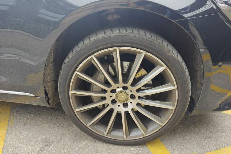 Used Mercedes-Benz S-Class 2018 S 320 L Right Front Wheel Hub