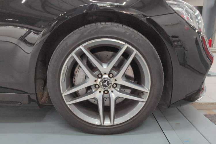 Used Mercedes-Benz S-Class 2018 S 450 L 4MATIC Right Front Wheel Hub