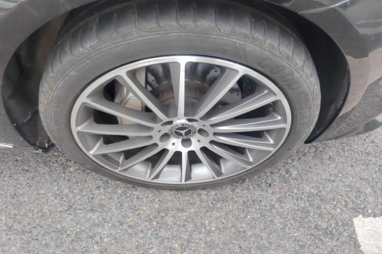 Used Mercedes-Benz S-Class 2018 S 320 L Right Front Wheel Hub