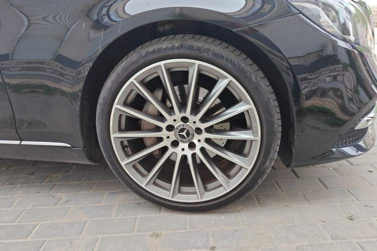 Used Mercedes-Benz S-Class 2018 S 320 L Right Front Wheel Hub