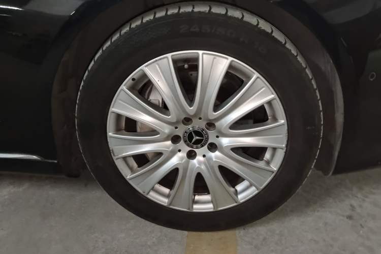 Used Mercedes-Benz S-Class 2018 S 320 L Right Front Wheel Hub