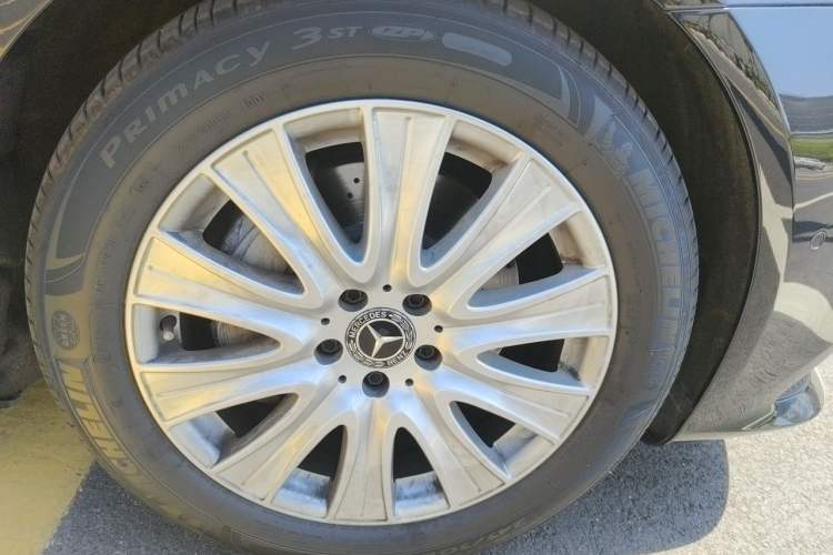 Used Mercedes-Benz S-Class 2018 S 320 L Right Front Wheel Hub