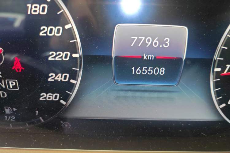 Used Mercedes-Benz S-Class 2018 S 320 L Odometer Close Up