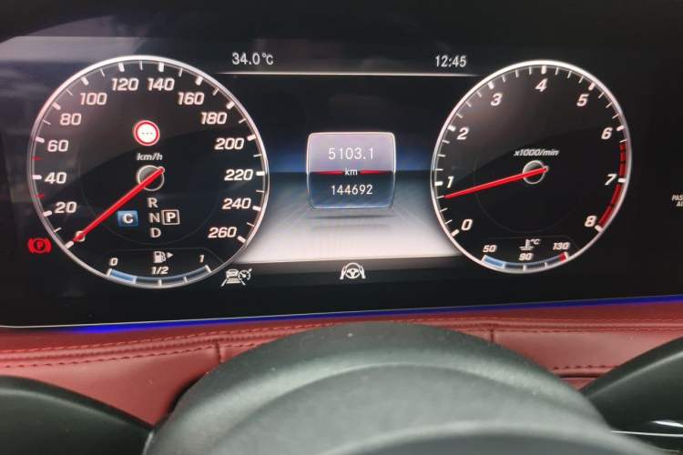 Used Mercedes-Benz S-Class 2018 S 320 L Odometer Close Up
