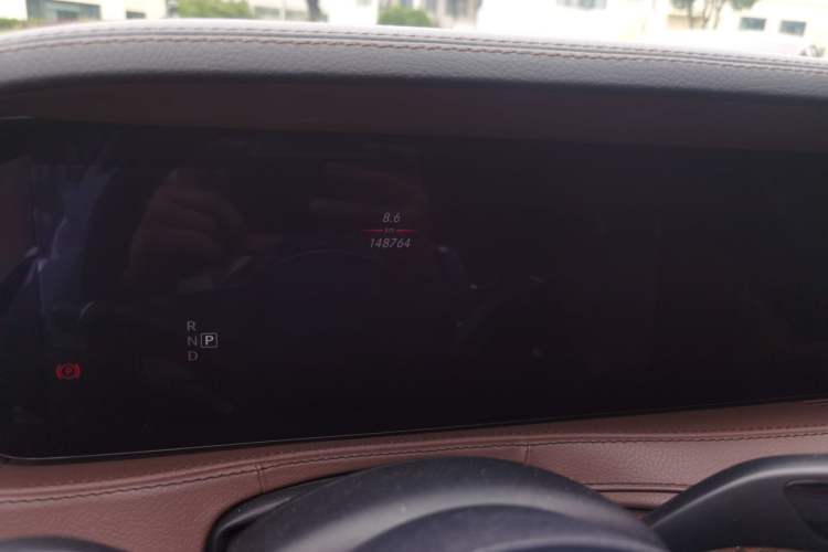 Used Mercedes-Benz S-Class 2018 S 320 L Odometer Close Up