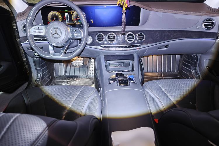Used Mercedes-Benz S-Class 2018 S 500 L 4MATIC Center Console