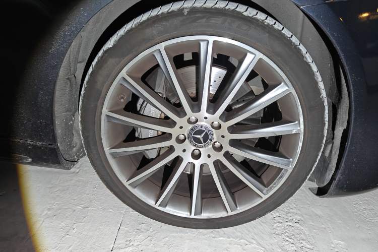 Used Mercedes-Benz S-Class 2018 S 500 L 4MATIC Right Front Wheel Hub