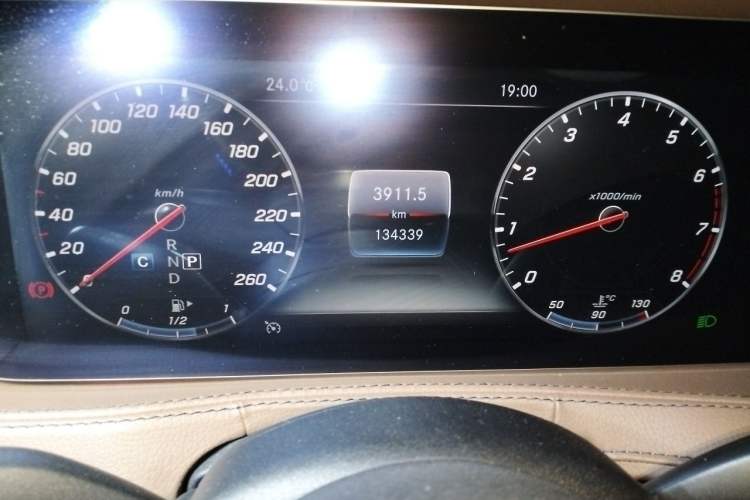 Used Mercedes-Benz S-Class 2018 S 350 L Odometer Close Up