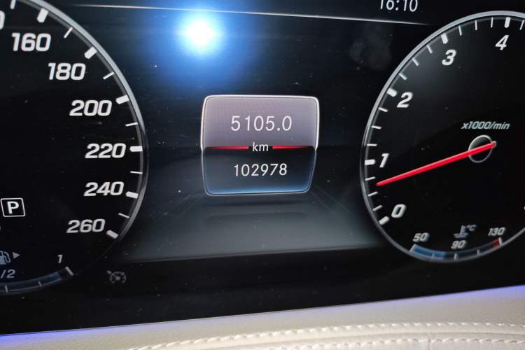 Used Mercedes-Benz S-Class 2018 S 450 L 4MATIC Odometer Close Up