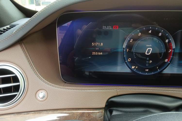 Used Mercedes-Benz S-Class 2018 S 350 L Odometer Close Up