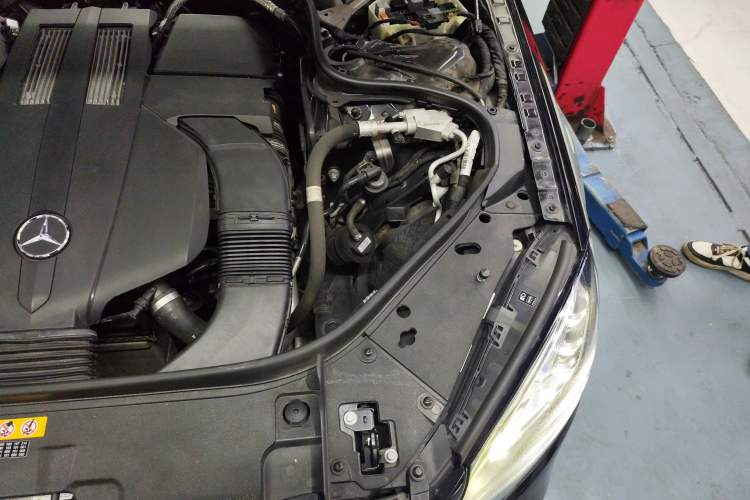Used Mercedes-Benz S-Class 2019 S 350 L Executive Edition Engine Bay Left