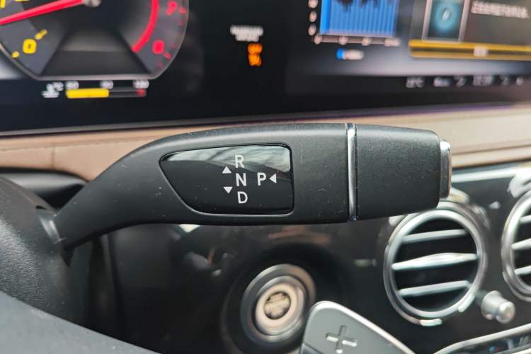 Used Mercedes-Benz S-Class 2019 S 450 L 4MATIC Exclusive Edition Gear Lever