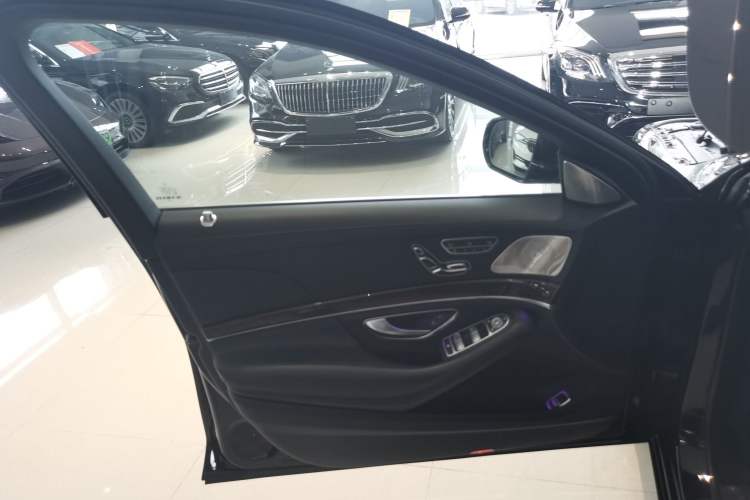 Used Mercedes-Benz S-Class 2019 S 320 L Interior 4