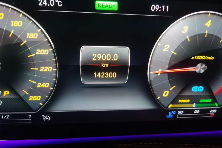Used Mercedes-Benz S-Class 2019 S 320 L Odometer Close Up