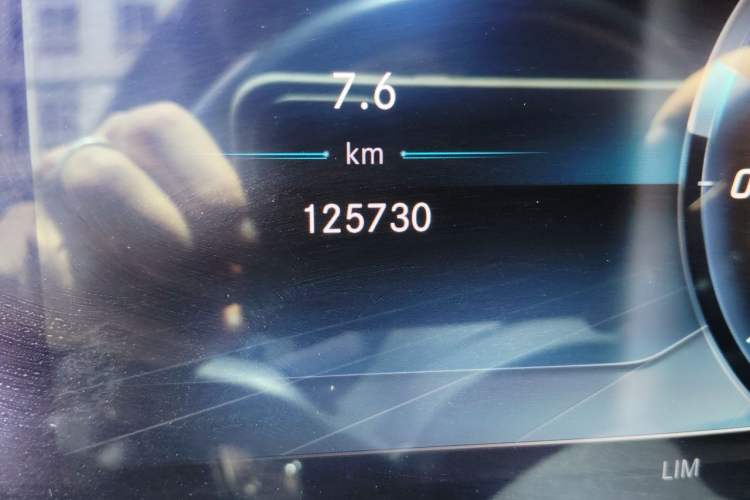 Used Mercedes-Benz S-Class 2019 S 320 L Odometer Close Up
