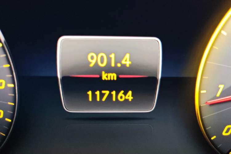 Used Mercedes-Benz S-Class 2019 S 320 L Odometer Close Up