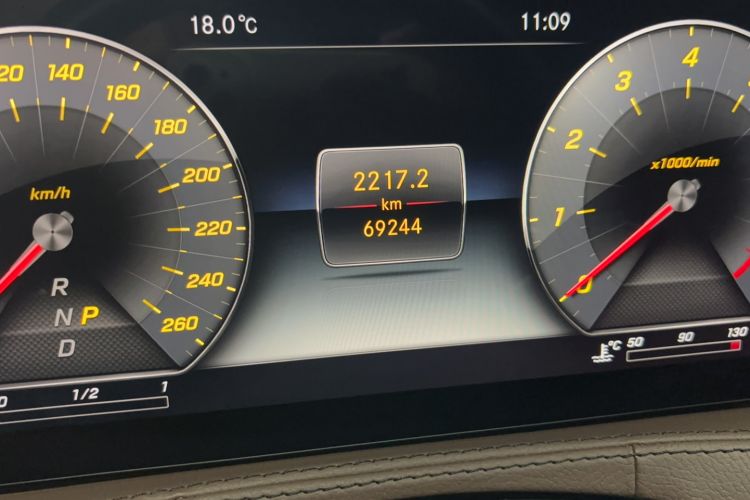 Used Mercedes-Benz S-Class 2019 S 450 L 4MATIC Odometer Close Up