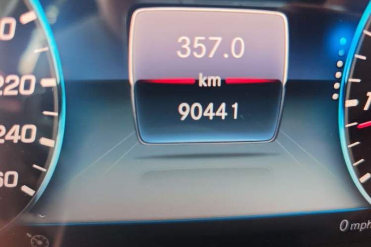 Used Mercedes-Benz S-Class 2019 S 320 L Odometer Close Up