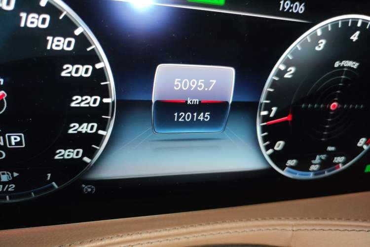 Used Mercedes-Benz S-Class 2019 S 320 L Odometer Close Up