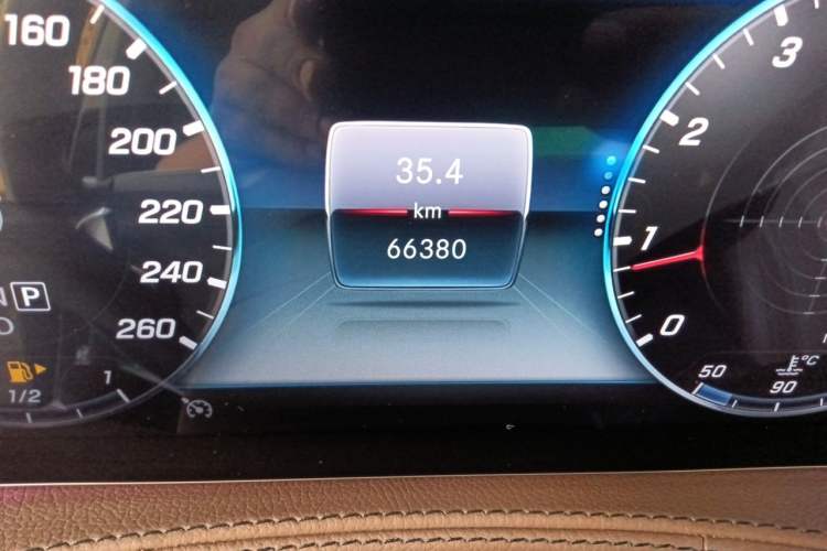 Used Mercedes-Benz S-Class 2019 S 320 L Odometer Close Up