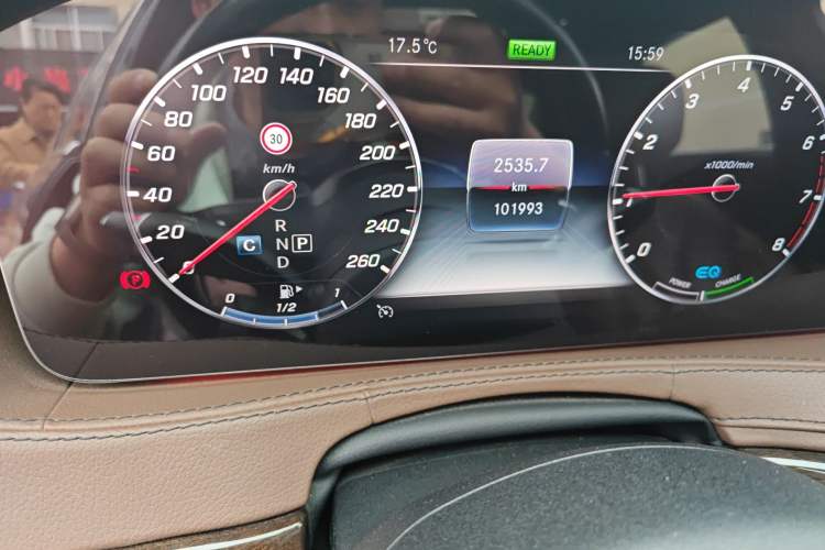 Used Mercedes-Benz S-Class 2019 S 320 L Odometer Close Up