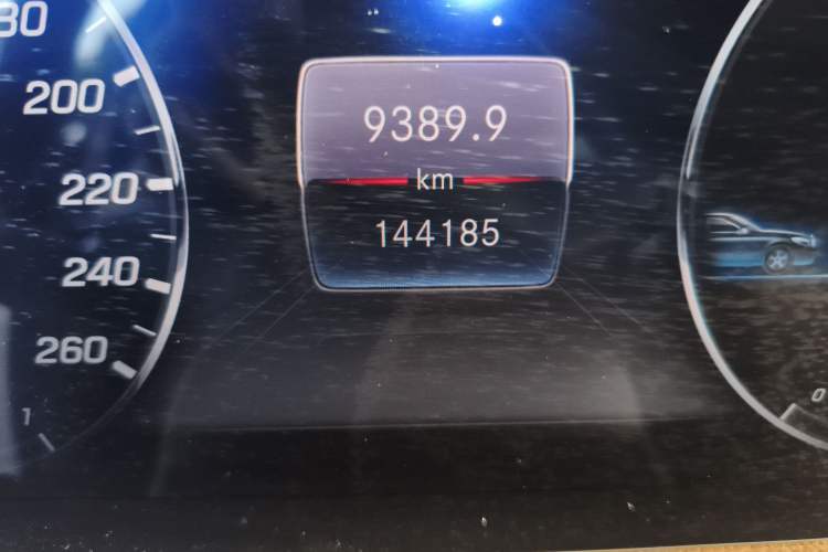 Used Mercedes-Benz S-Class 2019 S 320 L Odometer Close Up