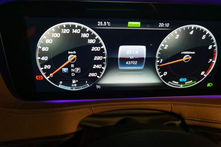 Used Mercedes-Benz S-Class 2019 S 320 L Odometer Close Up