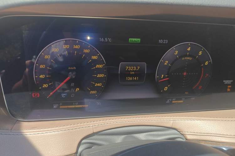 Used Mercedes-Benz S-Class 2019 S 320 L Odometer Close Up