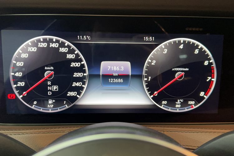 Used Mercedes-Benz S-Class 2019 S 450 L Odometer Close Up