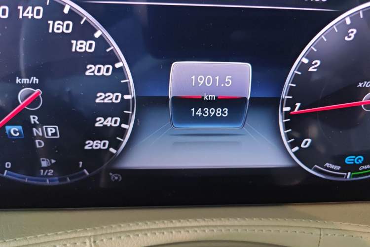 Used Mercedes-Benz S-Class 2019 S 320 L Odometer Close Up