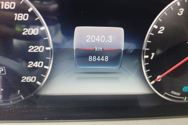 Used Mercedes-Benz S-Class 2019 S 320 L Odometer Close Up