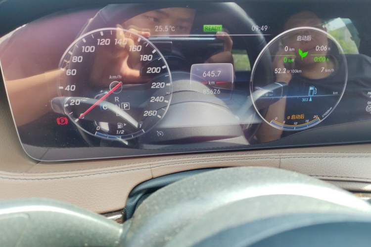 Used Mercedes-Benz S-Class 2019 S 320 L Odometer Close Up