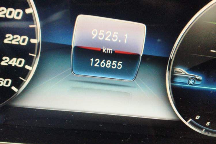 Used Mercedes-Benz S-Class 2019 S 320 L Odometer Close Up