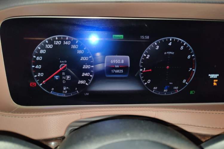 Used Mercedes-Benz S-Class 2019 S 320 L Odometer Close Up
