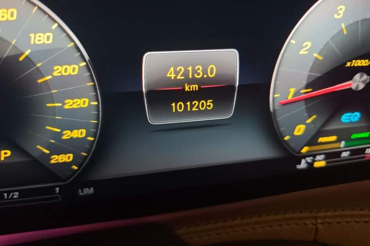 Used Mercedes-Benz S-Class 2019 S 320 L Odometer Close Up