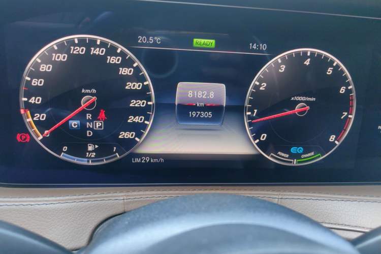 Used Mercedes-Benz S-Class 2019 S 320 L Odometer Close Up