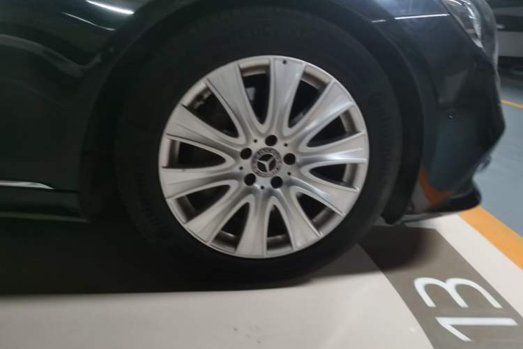 Used Mercedes-Benz S-Class 2019 S 320 L Right Front Wheel Hub