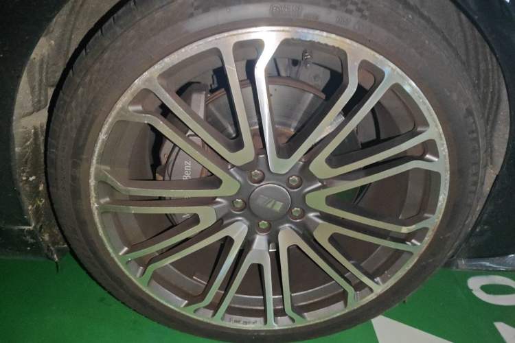 Used Mercedes-Benz S-Class 2019 S 450 L 4MATIC Exclusive Edition Right Front Wheel Hub