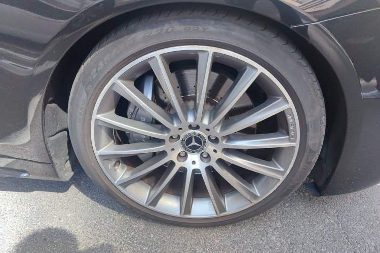 Used Mercedes-Benz S-Class 2019 S 450 L 4MATIC Exclusive Edition Right Front Wheel Hub